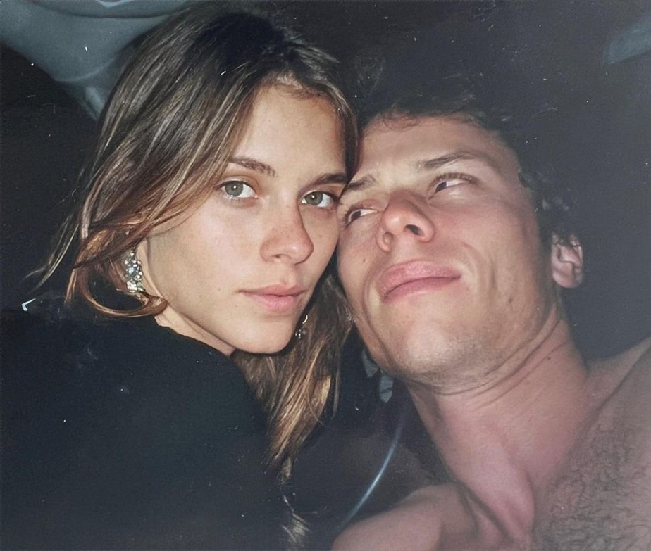 Carolina Dieckmann posta foto antiga com o marido
