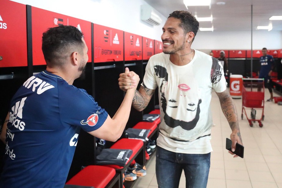 Liberado pela Fifa, Guerrero se reapresenta ao Flamengo e aparenta boa forma