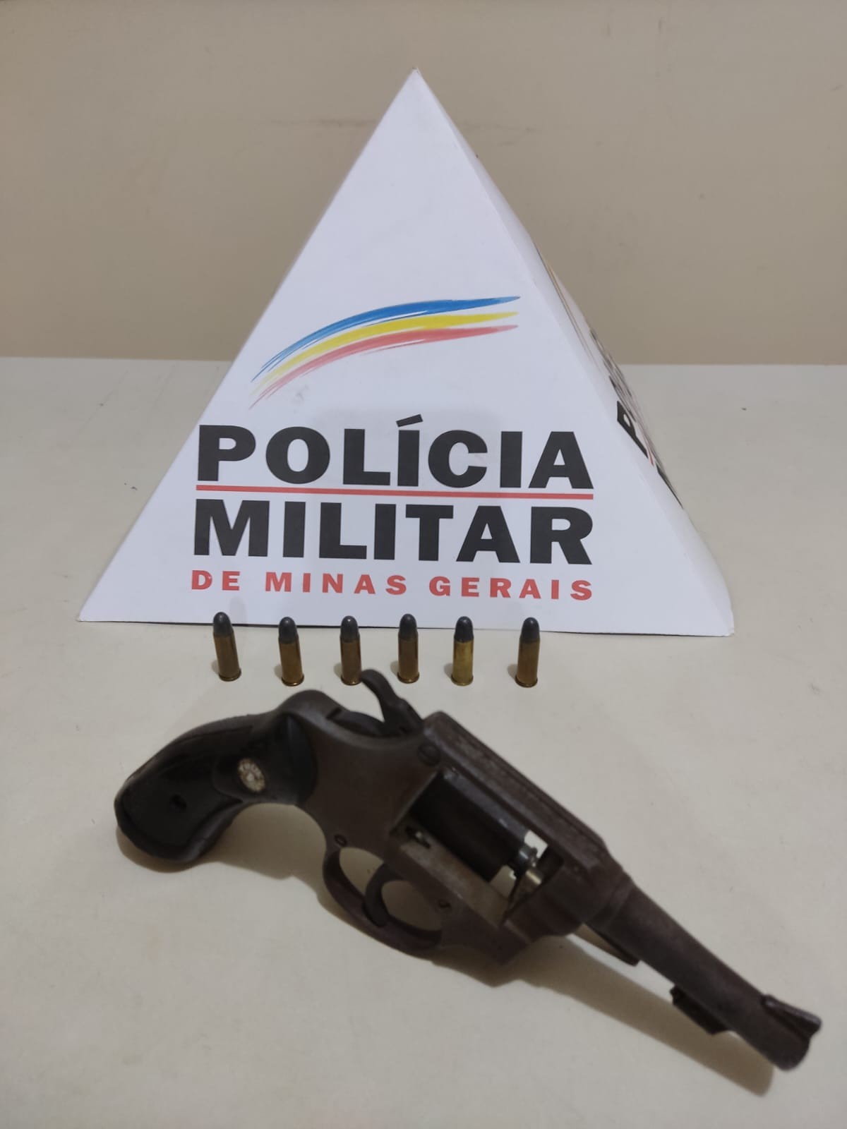 Homem é preso após enviar foto com arma ameaçando ex-companheira, em Taiobeiras