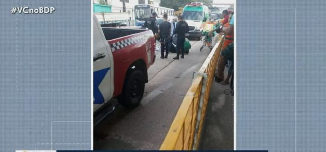 Motociclista faz conversão irregular e atinge viatura da PM na via expressa do BRT