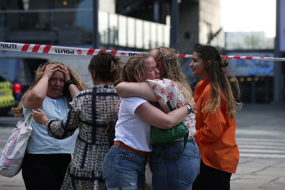 Pessoas saem do shopping Field, depois que a polícia dinamarquesa disse ter recebido relatos de tiroteio, em Copenhague. — Foto: Olafur Steinar Gestsson via REUTERS 