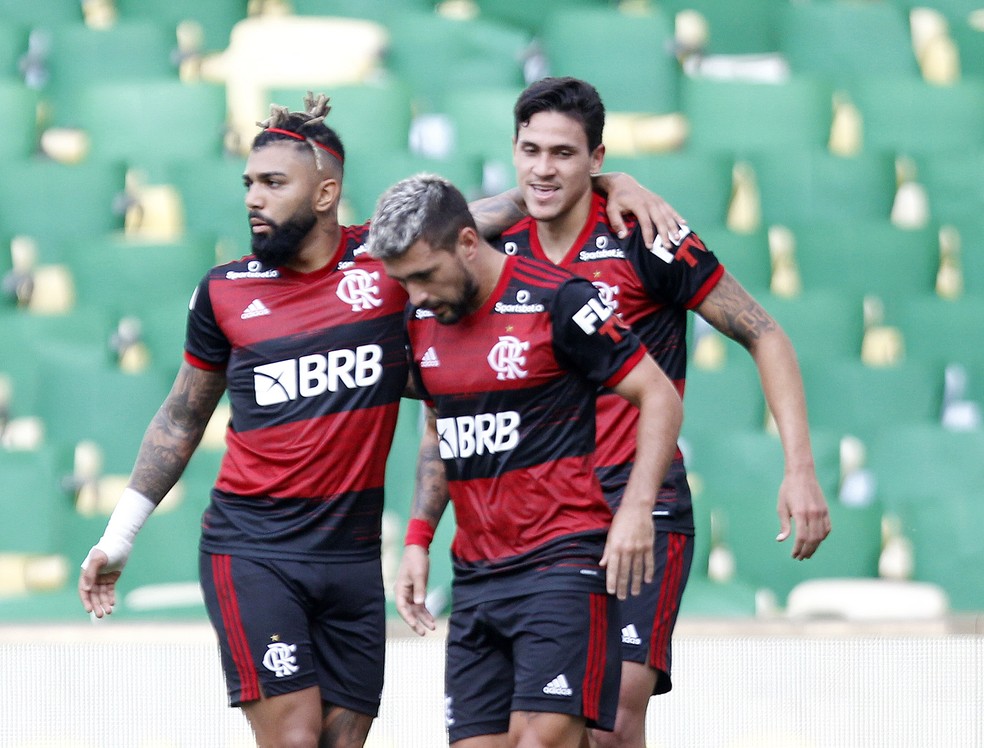 Gabigol e Arrascaeta comemoram o gol de Pedro — Foto: André Durão