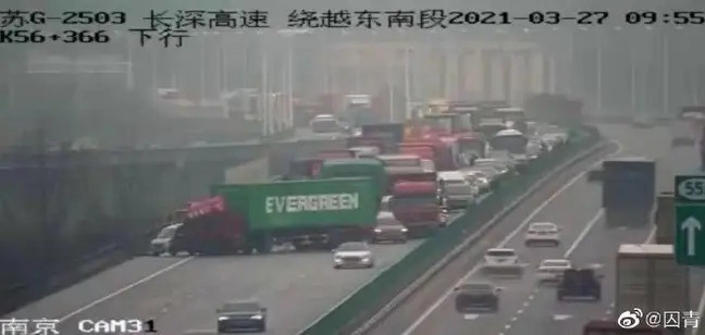 Caminhão da Evergreen bloqueia via na China após navio encalhado no Canal de Suez (Foto: Reprodução/Weipo)