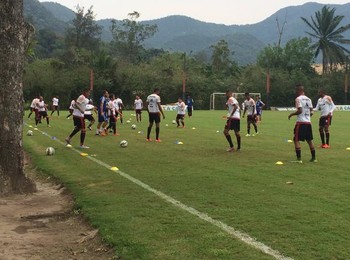 Faltas, bola aérea e gols de Guerrero: Oswaldo ensaia jogadas antes do JEC