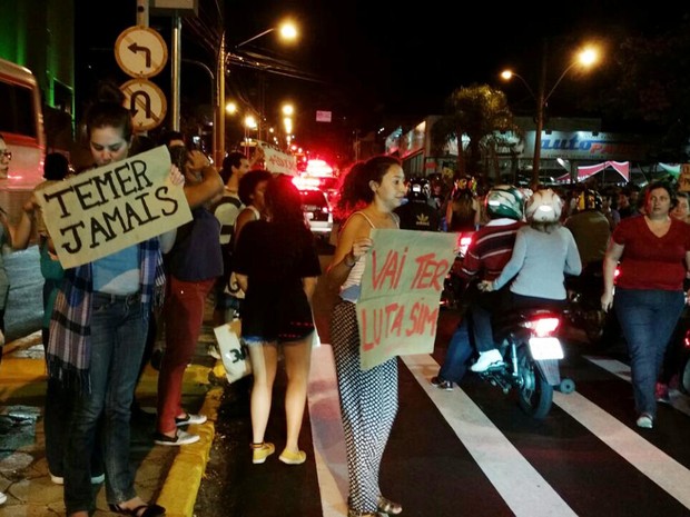 Estudantes da Unesp protestaram durante a passagem da tocha olímpica por Prudente (Foto: Heloise Hamada/G1)