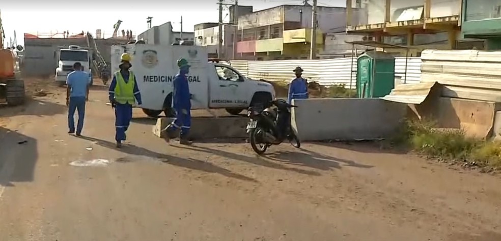 Motocicleta bateu em mureta de obras no gancho de Igapó, em Natal — Foto: Reprodução/Inter TV Cabugi