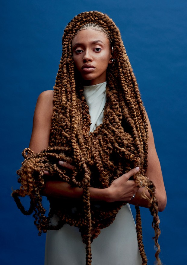“As tranças soltas, feitas com três mechas de cabelo, são as mais tradicionais no Brasil”, explica a hairstylist Welida Souza (Foto: Ekua King)