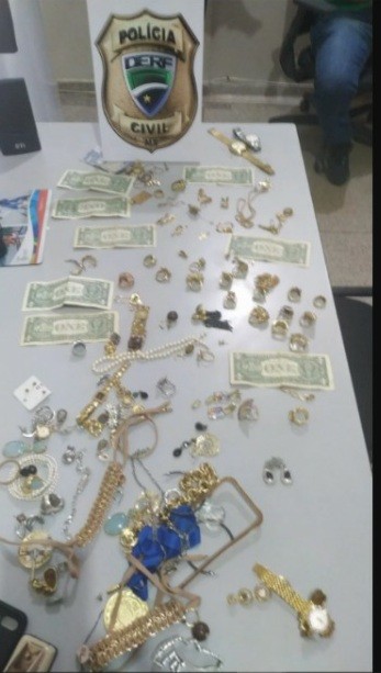 Jovens e adolescente são suspeitos de furtar R$ 250 mil em joias e outros objetos na capital de MS