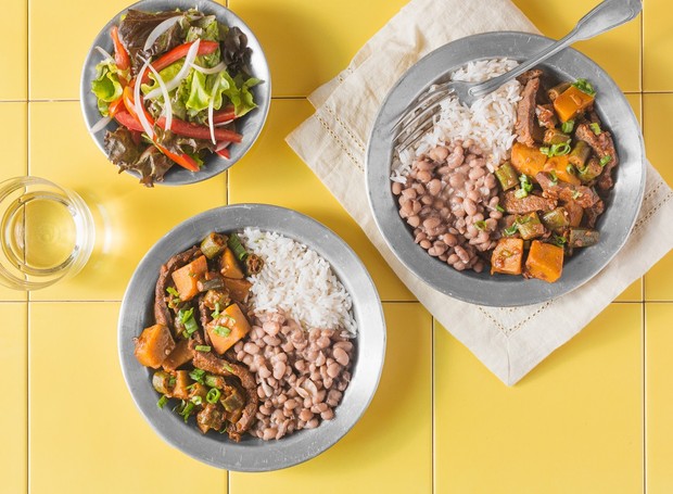 Sirva o quiabo com carne de sol acompanhado de arroz branco, feijão e salada de folhas (Foto: 99Food / Cozinheira & Brasileira / Divulgação)