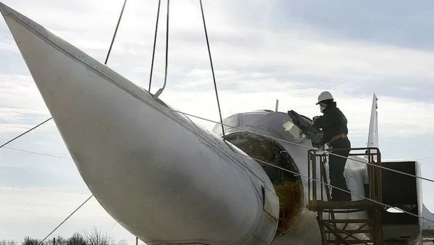 Aeronave com capacidade de lançar armas atômicas sendo desmantelado na Ucrânia em 2006 (Foto: AFP via BBC)