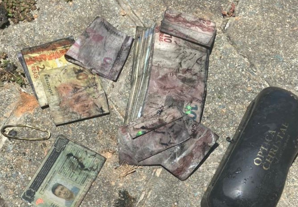 Dinheiro e documentos encontrados no interior do carro submerso — Foto: Corpo de Bombeiros/ Divulgação
