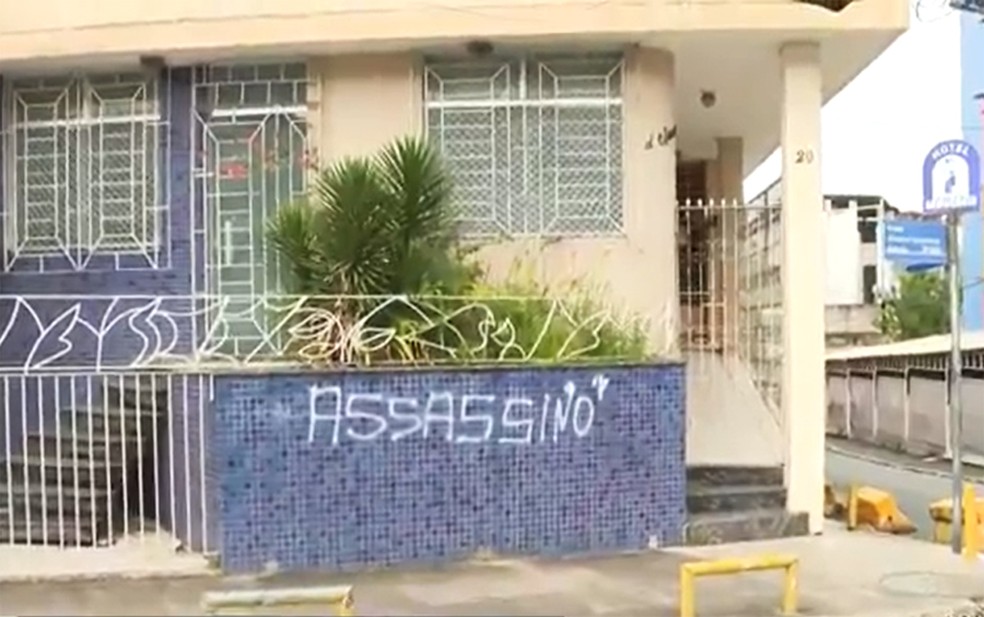 Moradores escreveram a palavra assassino em muro da residência do idoso — Foto: Reprodução/TV Bahia