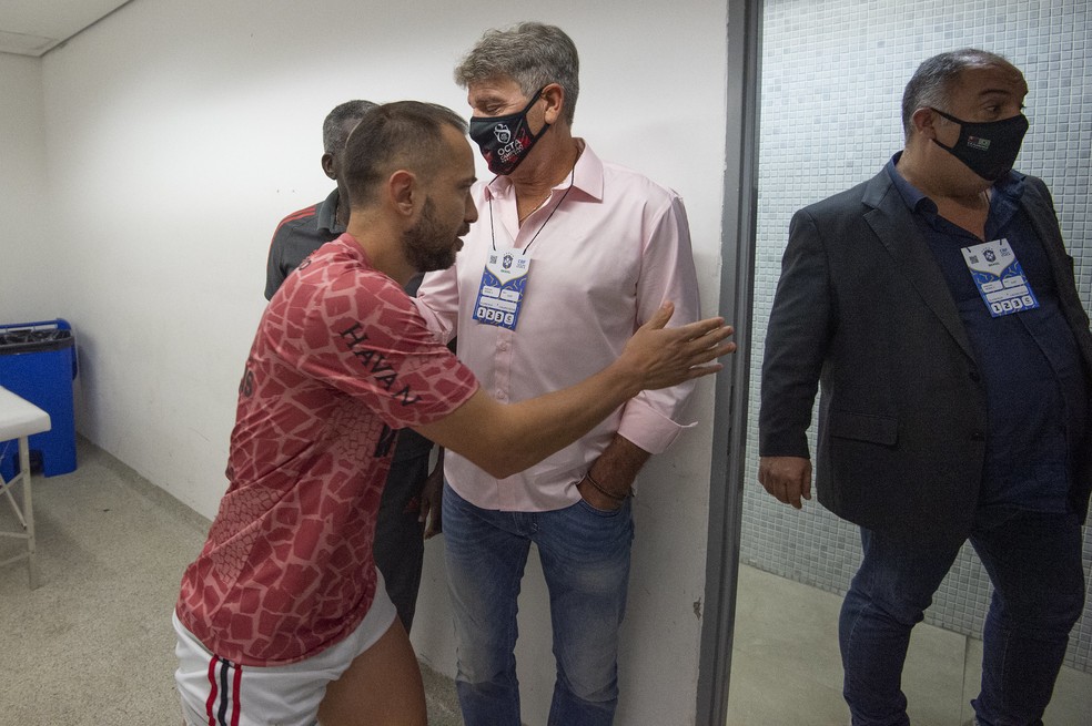 Renato visita vestiário do Flamengo antes de jogo contra Chapecoense — Foto: Alexandre Vidal / CRF