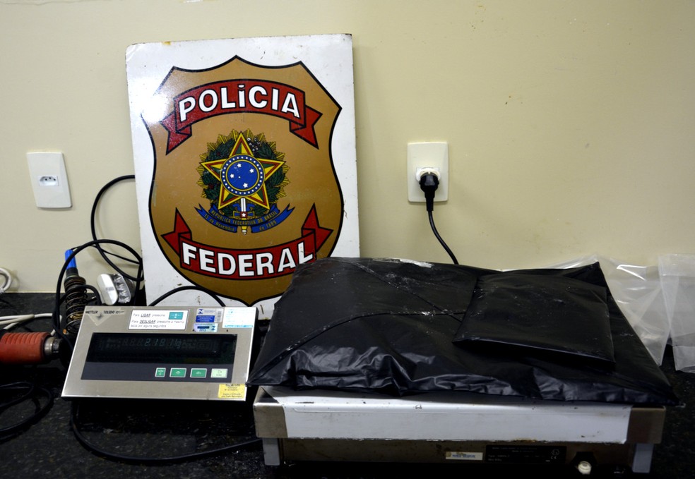 Cocaína apreendida com homem no Aeroporto do Recife estava em pacotes em fundo falso de mala — Foto: Polícia Federal/Divulgação