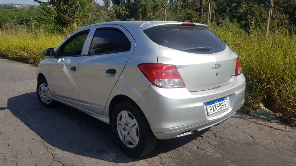 O carro estava com o retrovisor quebrado, o vidro aberto e com marcas de sangue. — Foto: Flávia Ayer/TV Globo