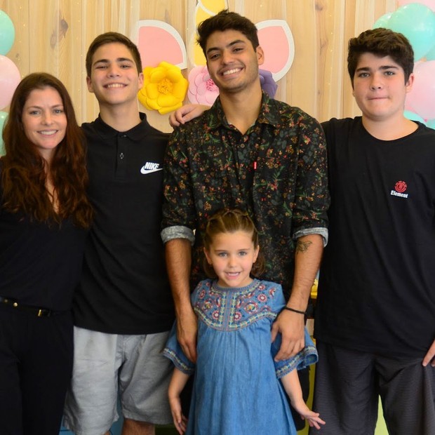 Ana Paula Tabalipa com os quatro filhos: Pedro, Lui, Mia e Tom (Foto: Reprodução Instagram)