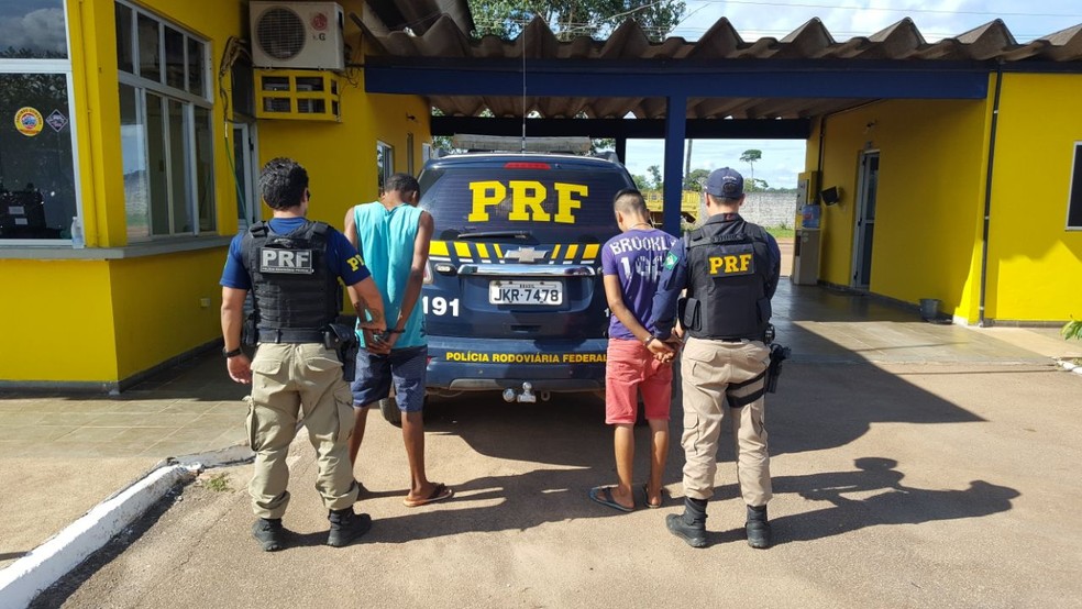 Presos sendo levados pela polícia após conferrarem furto (Foto: PRF/Divulgação)