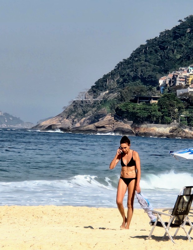 Ex-jogadora de vôlei Isabel curte dia em praia carioca (Foto: Daniel Delmiro/AgNews)
