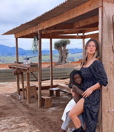 Giovanma Ewbank com a filha Titi no rancho da família (Foto: Reprodução)