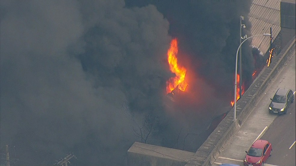 Chamas levantaram uma grande coluna de fumaça negra na região Portuária do Rio (Foto: Reprodução / TV Globo)