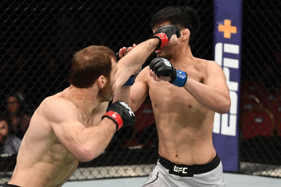 Sultan Aliev nÃ£o deu chances para Keita Nakamura  â?? Foto: Getty Images