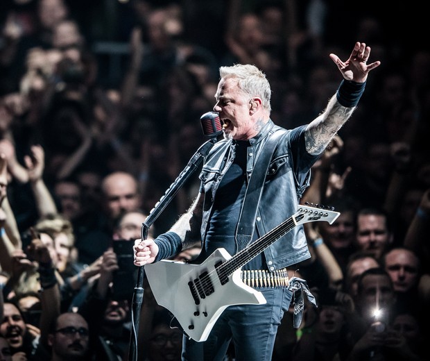 O vocalista James Hetfield agitando a galera durante show na Alemanha (Foto: Getty Images)