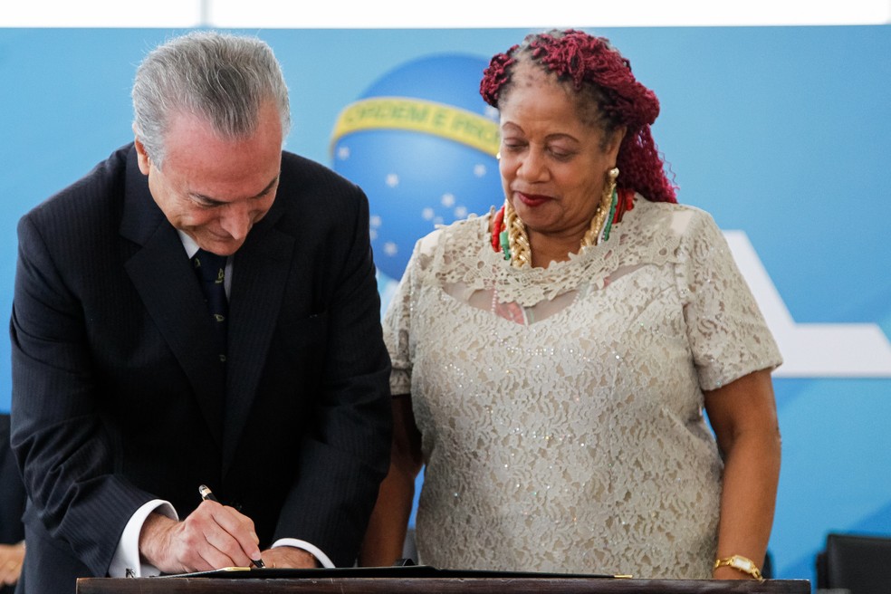 O presidente Michel Temer assina o termo de posse da nova ministra dos Direitos Humanos, Luislinda Valois (Foto: Beto Barata/Presidência da República)