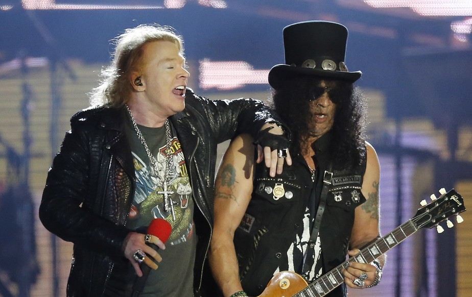 Axl Rose (à esquerda), vocalista da banda Guns N' Roses