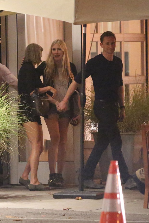 Tom Hiddleston e Taylor Swift de mãos dadas após jantar romântico (Foto: AKM-GSI)