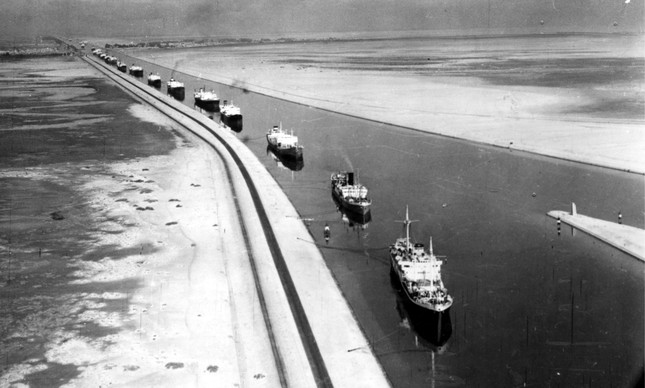 Fila de rebocadores no Canal de Suez, após nacionalização, em 1956