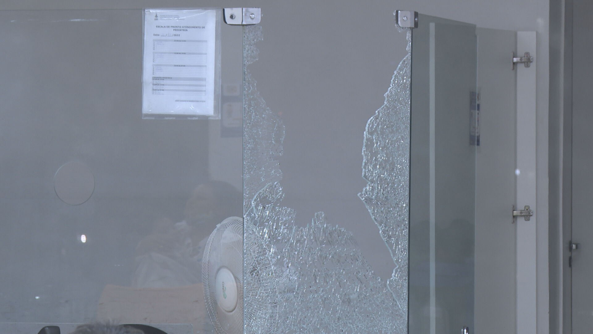 Mulher se irrita com atendimento e joga pedra em vidro da recepção do Hmib, no DF