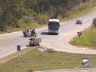 Tombamento de carreta com carga tóxica impede trecho da BR-265