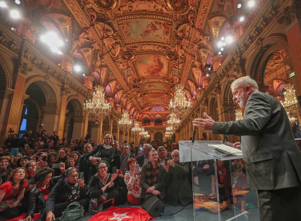 Lula discursa ao receber prêmio em Paris — Foto: Reprodução/Twitter Instituto Lula