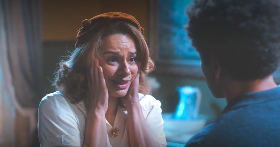 Em Amor Perfeito, Elza (Raquel Karro) fica desesperada ao saber que Turíbio (Glicério do Rosário) descobriu seu paradeiro — Foto: TV Globo