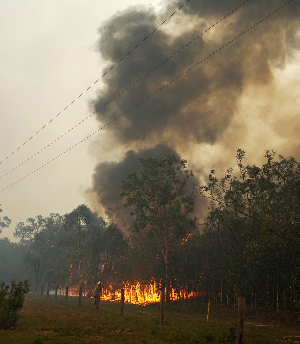 Fogo é visto perto do parque nacional de Deepwater, nesta quarta-feira (28) — Foto: Rob Griffith / AFP