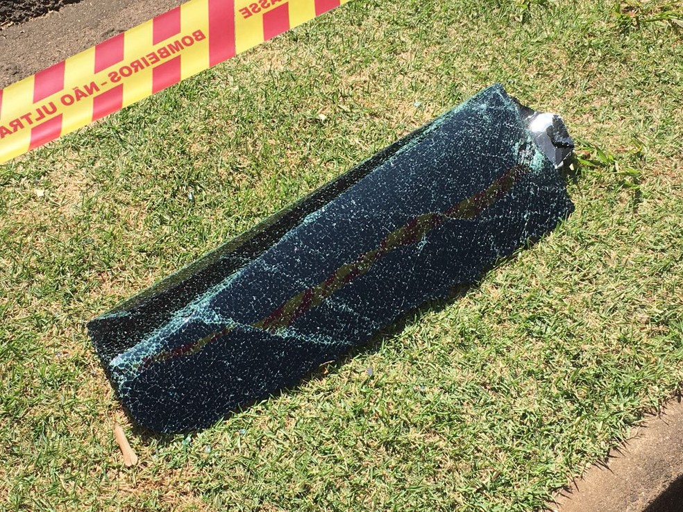 Veículo tombou na manhã desta quinta-feira (26) (Foto: Gabriel Tibaldo/G1)