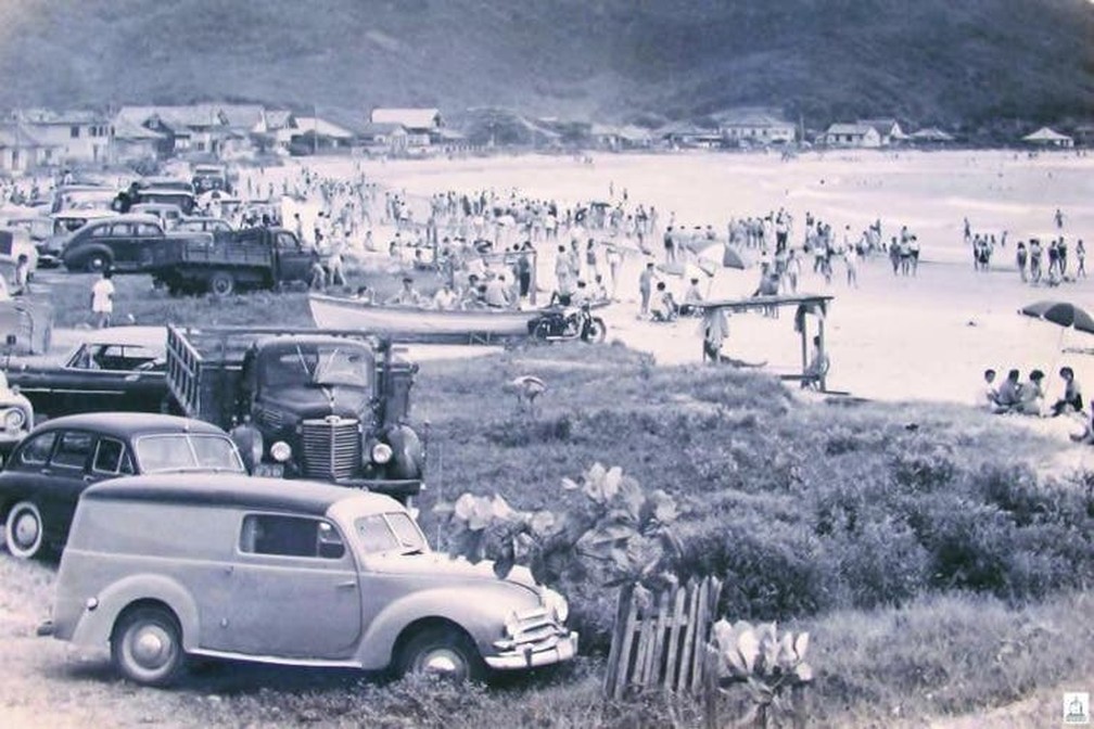 Vista da antiga praia de Camboriú, em 1958 — Foto: Prefeitura de Balneário Camboriú/Divulgação