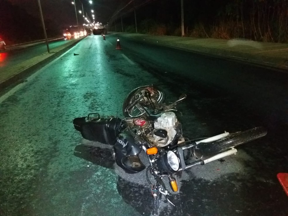 O carro colidiu a moto, modelo Fan, conduzida por Ronaldo Alves de Souza, de 38 anos, que morreu no local (Foto: Deletran)