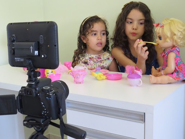  Eloah e Ester Lourenço, de 9 e 4 anos, gravam para canal do Youtube (Foto: Elaine Lourenço/Arquivo Pessoal)