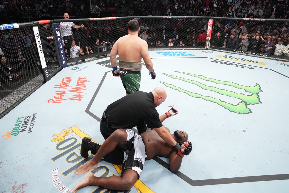 Tai Tuivasa Derrick Lewis UFC 271 — Foto: Getty Images