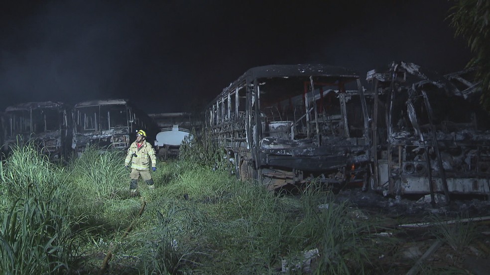 Ônibus destruídos por fogo — Foto: Reprodução/TV Globo