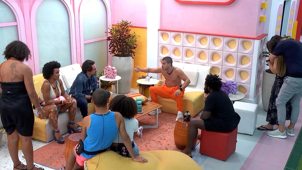 Participantes do BBB 22 fazem reunião de condomínio na área externa da casa — Foto: Globo