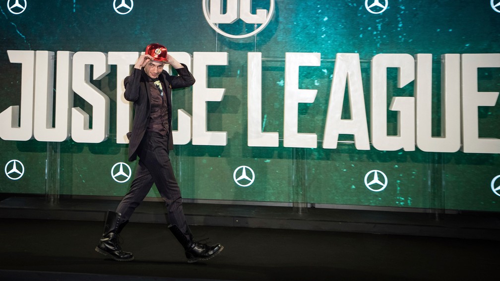 Ezra Miller durante evento no Reino Unido sobre 'Liga da Justiça' (Foto: Vianney Le Caer/Invision/AP)