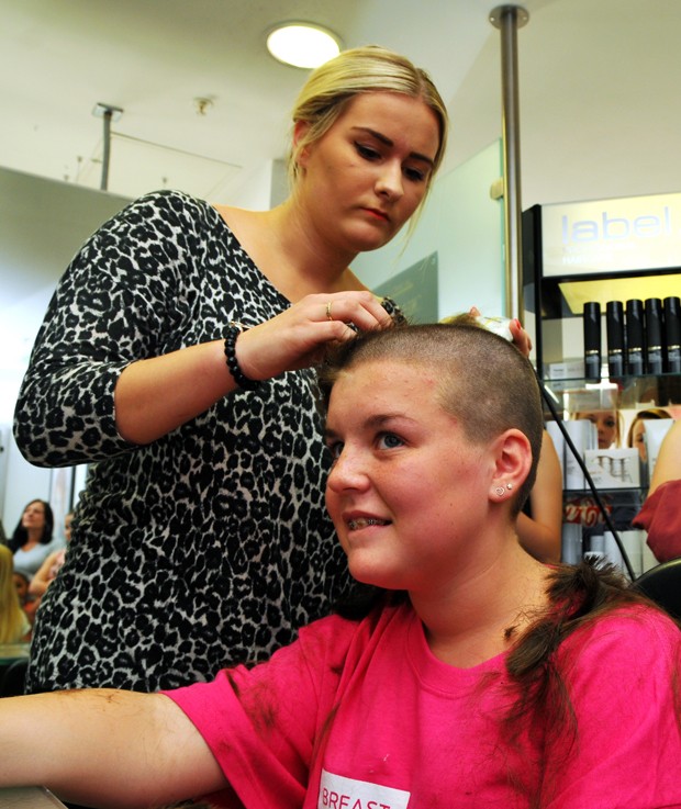 Charlotte Duggan no dia em que raspou o cabelo (Foto: Basingstoke Gazette/Solent News &amp; Photo Agency)