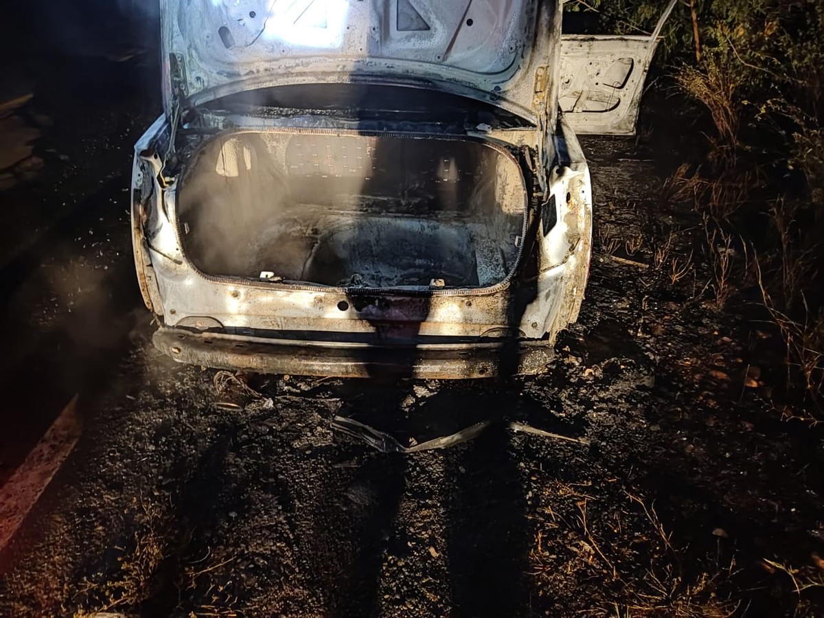 Carro roubado é encontrado incendiado na MGC-122, em Capitão Enéas 