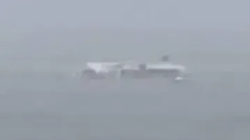 Clube flutuante arrastado por ciclone em SC naufraga; vídeo