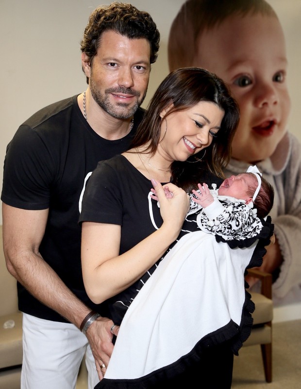 Amanda Françozo deixa maternidade acompanhada pelo noivo, regor Ferreira, e a filha recém-nascida, Vitória (Foto: Manuela Scarpa/Brazil News)