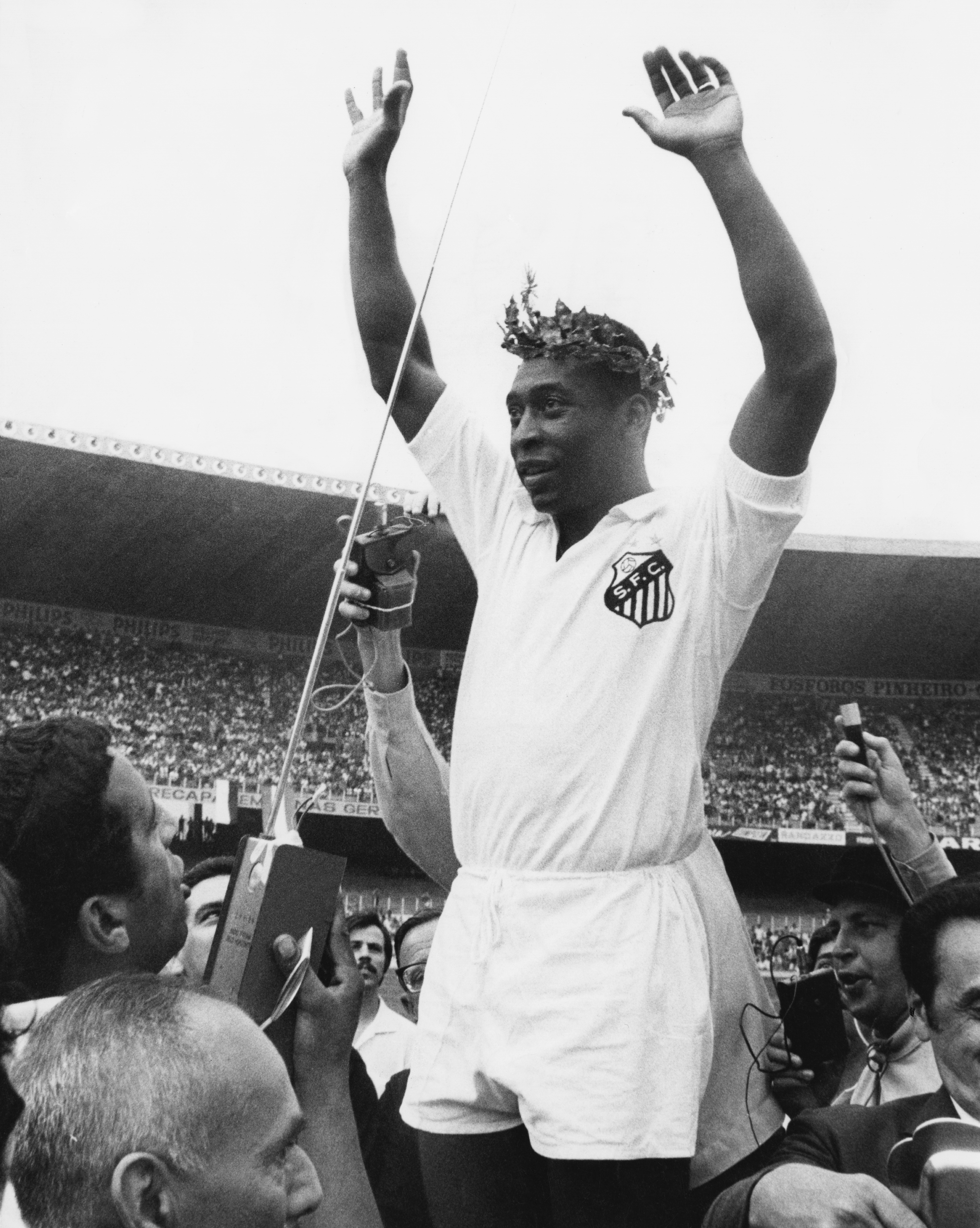 Pelé com a camisa do Santos (Foto: Getty Images)