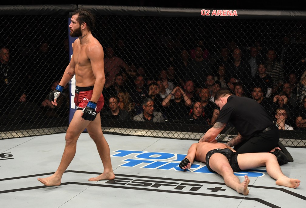 Jorge Masvidal com Darren Till apagado ao fundo no chÃ£o no UFC Londres â?? Foto: Jeff Bottari/Zuffa LLC / Getty Images