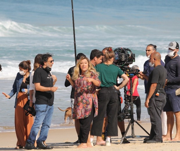 Regina Casé grava  em praia do Rio (Foto: JC PEREIRA/ AGNEWS)